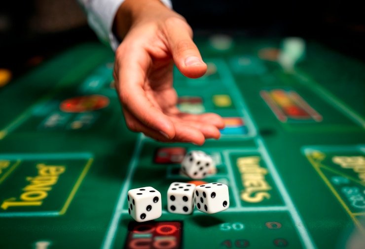 Ilustrasi metode pembayaran lokal populer seperti DANA dan OVO yang didukung oleh sosrotogel
